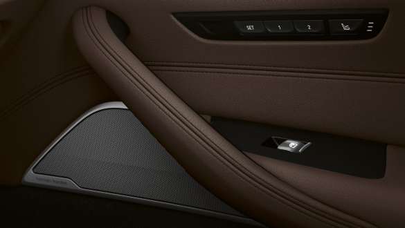 Bowers & Wilkins Diamond Surround Sound System BMW 5 Series Sedan G30 Bowers & Wilkins Diamond Surround Sound System BMW 5 Series Sedan G30 Facelift 2020 interior close-up door