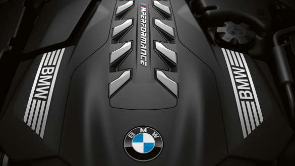 BMW M TwinPower Turbo 8-cylinder petrol engine M850i BMW 8 Series Coupé G15 LCI Facelift 2022 BMW M TwinPower Turbo 8-cylinder petrol engine M850i BMW 8 Series Coupé G15 LCI Facelift 2022 close-up engine cover
