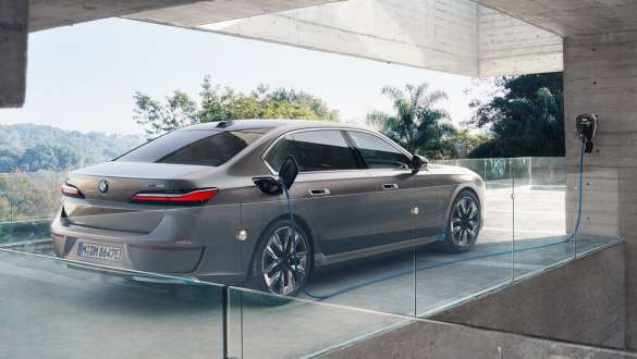 BMW i7 Sedan G70 3/4 rear view Charging at home BMW i7 Sedan G70 BMW Individual Oxid grey metallic 3/4 rear view charging at home with Wallbox