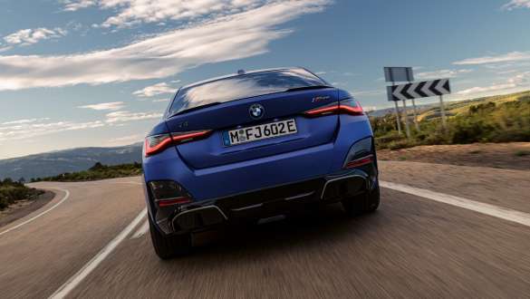 Adaptive with M suspension BMW i4 M50 G26 2021  Adaptive with M suspension BMW i4 M50 G26 2021 BMW Individual Frozen Portimao Blue metallic close-up lateral front