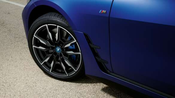M Sport brake BMW i4 M50 G26 2021  M Sport brake BMW i4 M50 G26 2021 BMW Individual Frozen Portimao Blue metallic close-up wheel from above