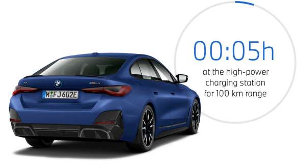 Three-quarter rear view BMW i4 M50 eDrive40 G26 2021 BMW i4 M50 eDrive40 G26 2021 BMW Individual Frozen Portimao Blue metallic three-quarter rear view with charging time graphic