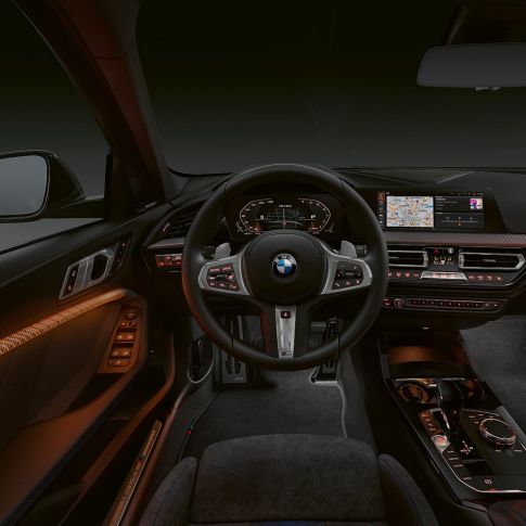 BMW M135i xDrive, cockpit F40. BMW M135i xDrive premium interior with illuminated interior trim finishers F40.