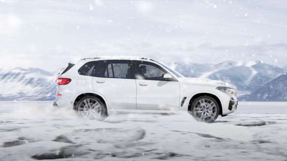 Driving mode xSnow BMW X5 SUV G05 Driving mode xSnow BMW X5 SUV G05 2018 Mineral White metallic side view driving on snow