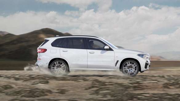 Driving mode xGravel BMW X5 SUV G05 Driving mode xGravel BMW X5 SUV G05 2018 Mineral White metallic side view driving on loose, stony ground