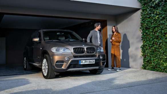 BMW Reifen, Woman on steering wheel of driving car BMW Reifen, Woman on steering wheel of driving car