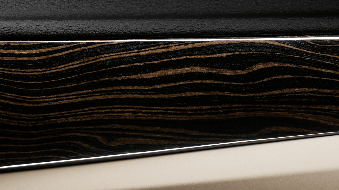 BMW interior trim strips in Finewood Fineline, light