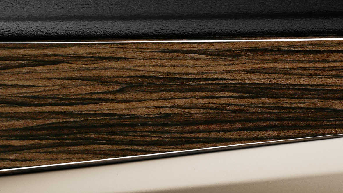 BMW interior trim strips in Finewood Fineline, light