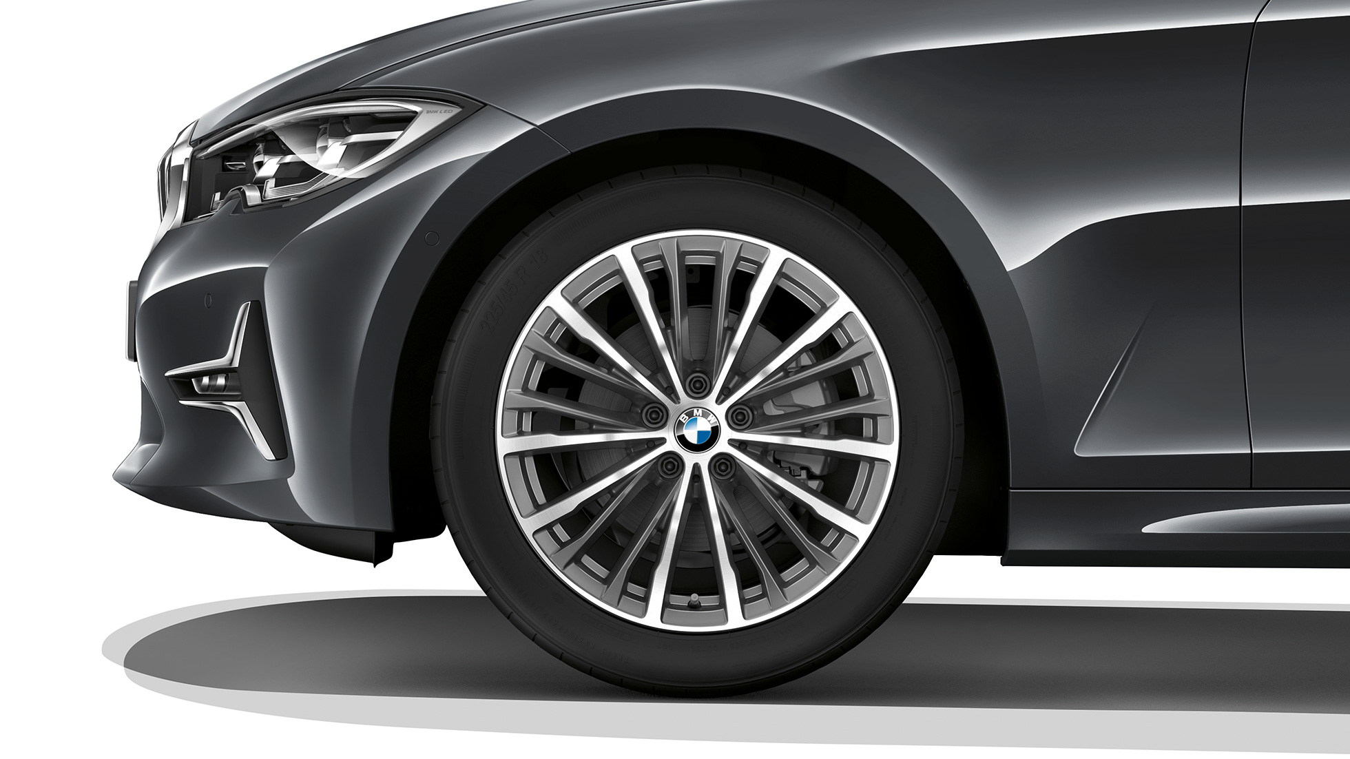 BMW 3 Series Sedan, Modell Luxury Line light alloy wheel G20 Close-up of the light alloy wheel of the BMW 3 Series Sedan with Model Luxury Line equipment G20.