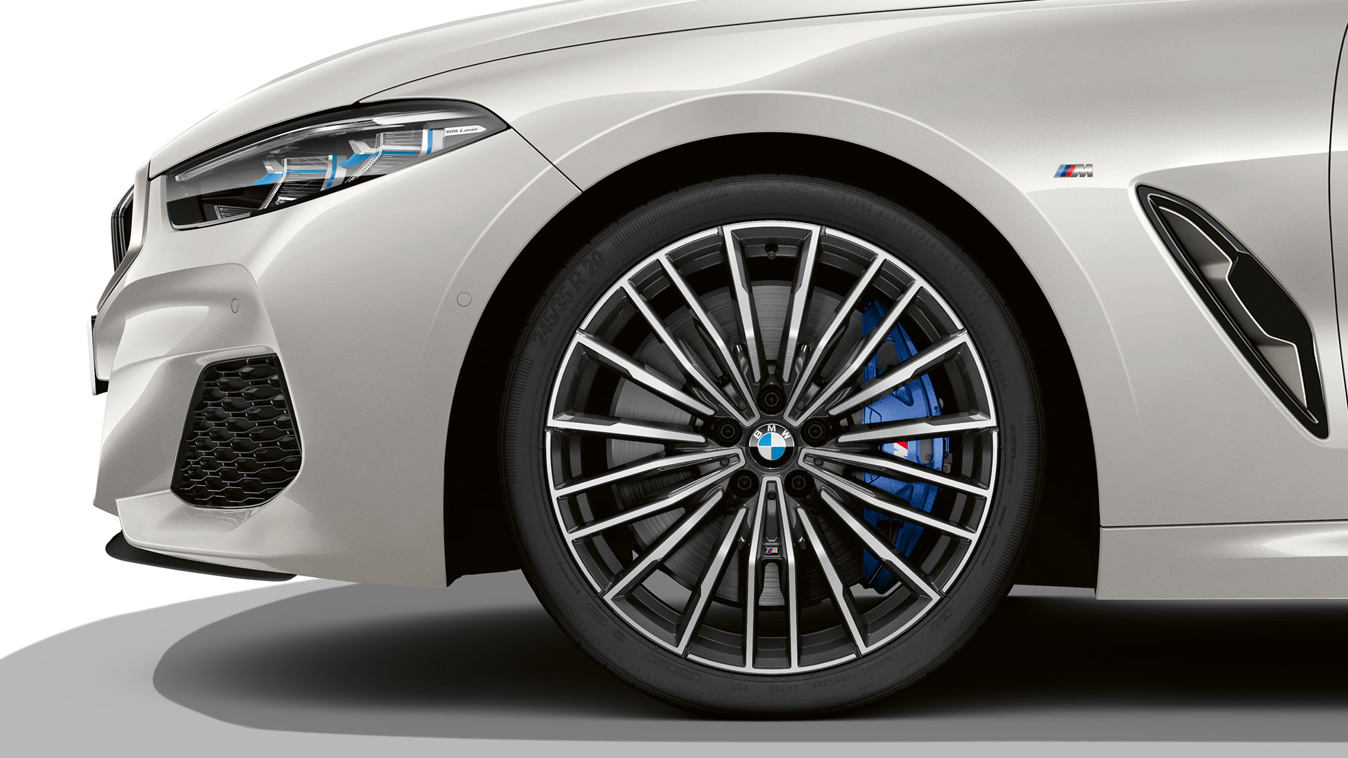 BMW M850i xDrive, Mineral White metallic, 20" light-alloy wheels multi-spoke 729 M G14. BMW M850i xDrive, Mineral White metallic, 20" light-alloy wheels multi-spoke 729 M G14.