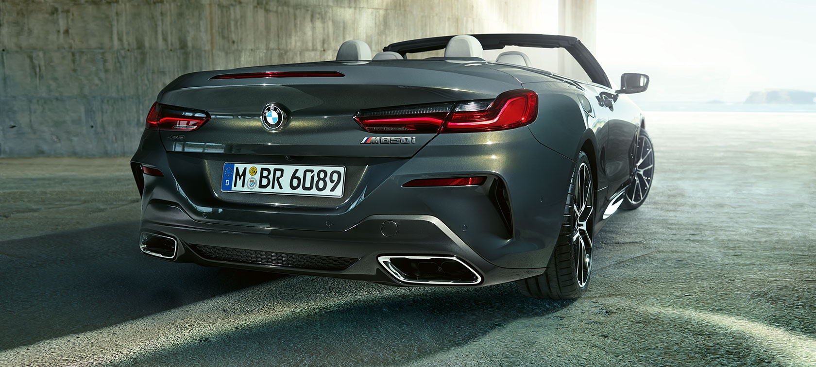 BMW M850i xDrive Dravit Grey metallic, three-quarter view rear G14. BMW M850i xDrive Dravit Grey metallic, three-quarter view rear G14.