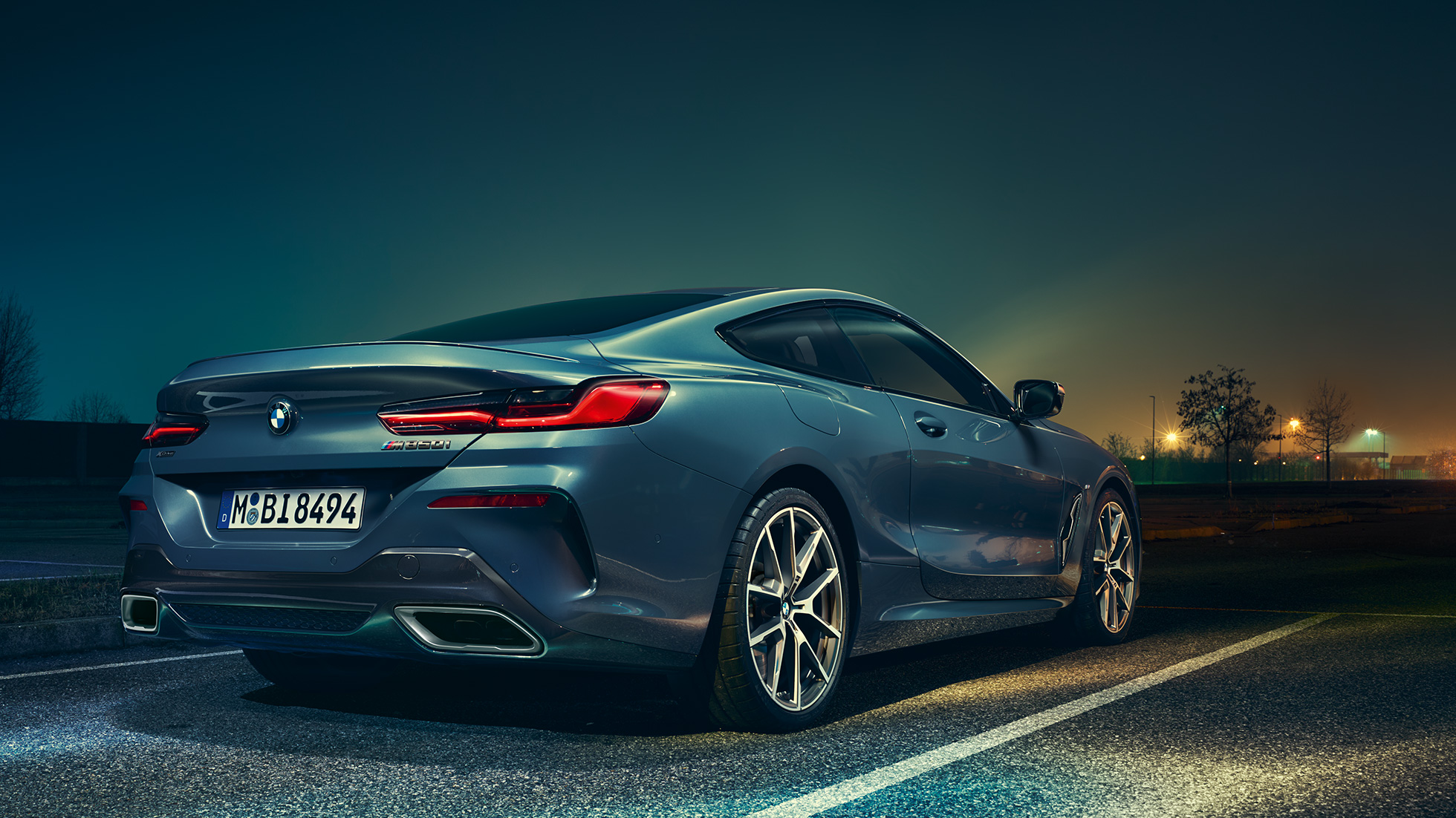 BMW 8 Series Coupé, three-quarter rear view G15. BMW 8 Series Coupé, three-quarter rear view, standing in front of night scenery G15.