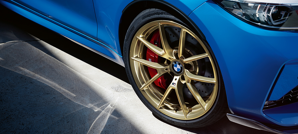 19" M light alloy wheels V-spoke style 763 M Gold matt BMW M2 CS F87 19" M light alloy wheels V-spoke style 763 M Gold matt BMW M2 CS F87 Misano Blue metallic detail view