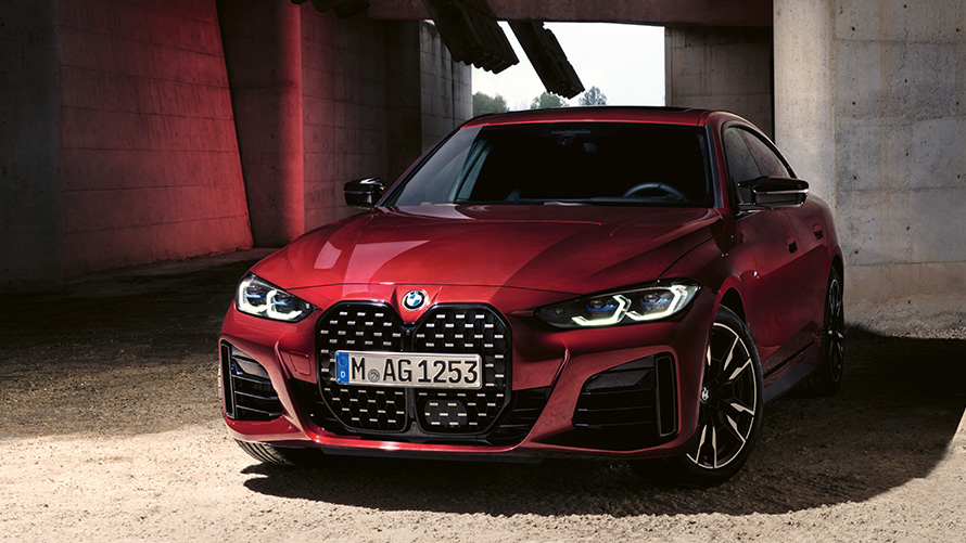 BMW 4 Series Gran Coupé G26 2021 three-quarter front view BMW 4 Series Gran Coupé G26 BMW Individual Aventurine Red metallic three-quarter front view