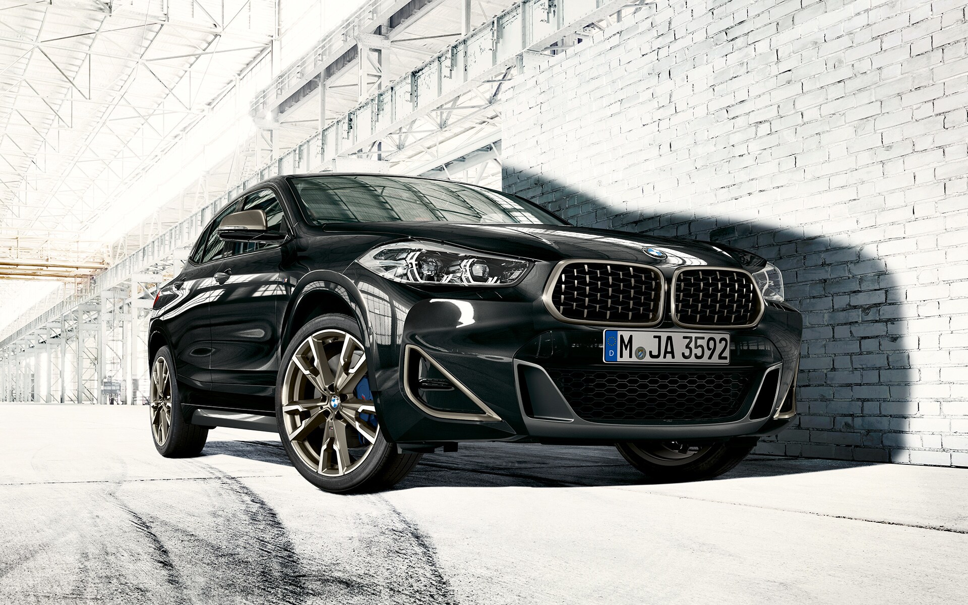 Double kidney grille BMW X2 M35i (F39) Sapphire Black metallic three-quarter front view standing