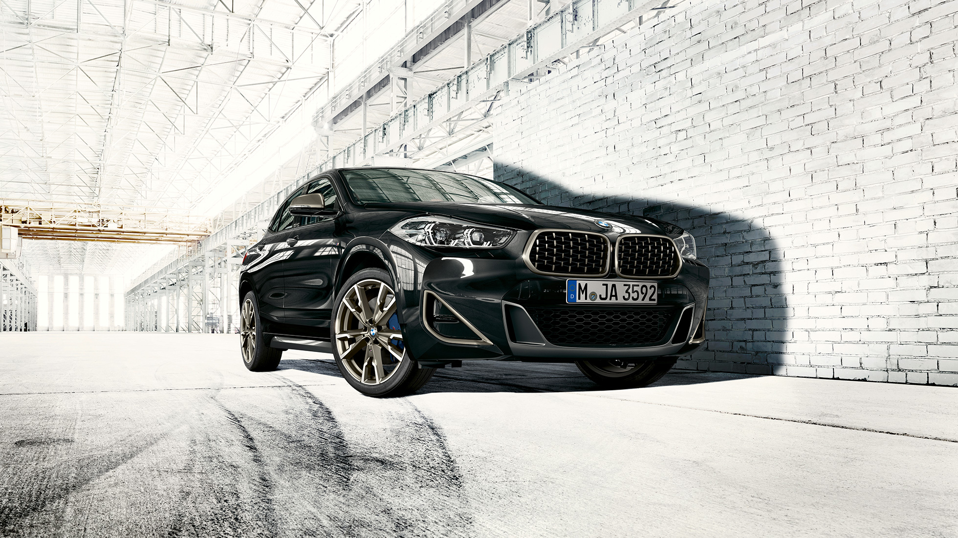Double kidney grille BMW X2 M35i Double kidney grille BMW X2 M35i Sapphire Black metallic F39 three-quarter front view