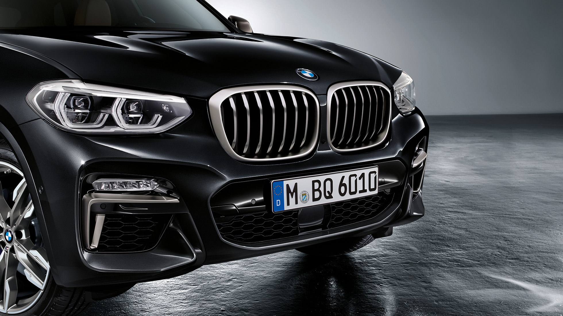 BMW X3 M40i SUV, front F97. BMW X3 M40i SUV in Black Sapphire metallic, exterior, front with design elements in Cerium Grey F97.