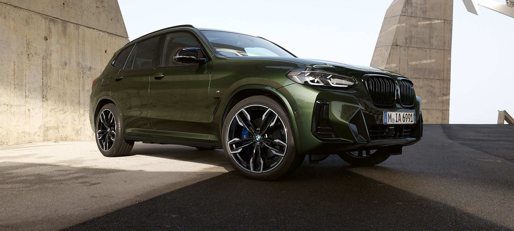 BMW X3 M40i G01 LCI Facelift 2021 three-quarter front view standing BMW X3 M40i G01 LCI Facelift 2021 Malachite Green metallic three-quarter front view standing