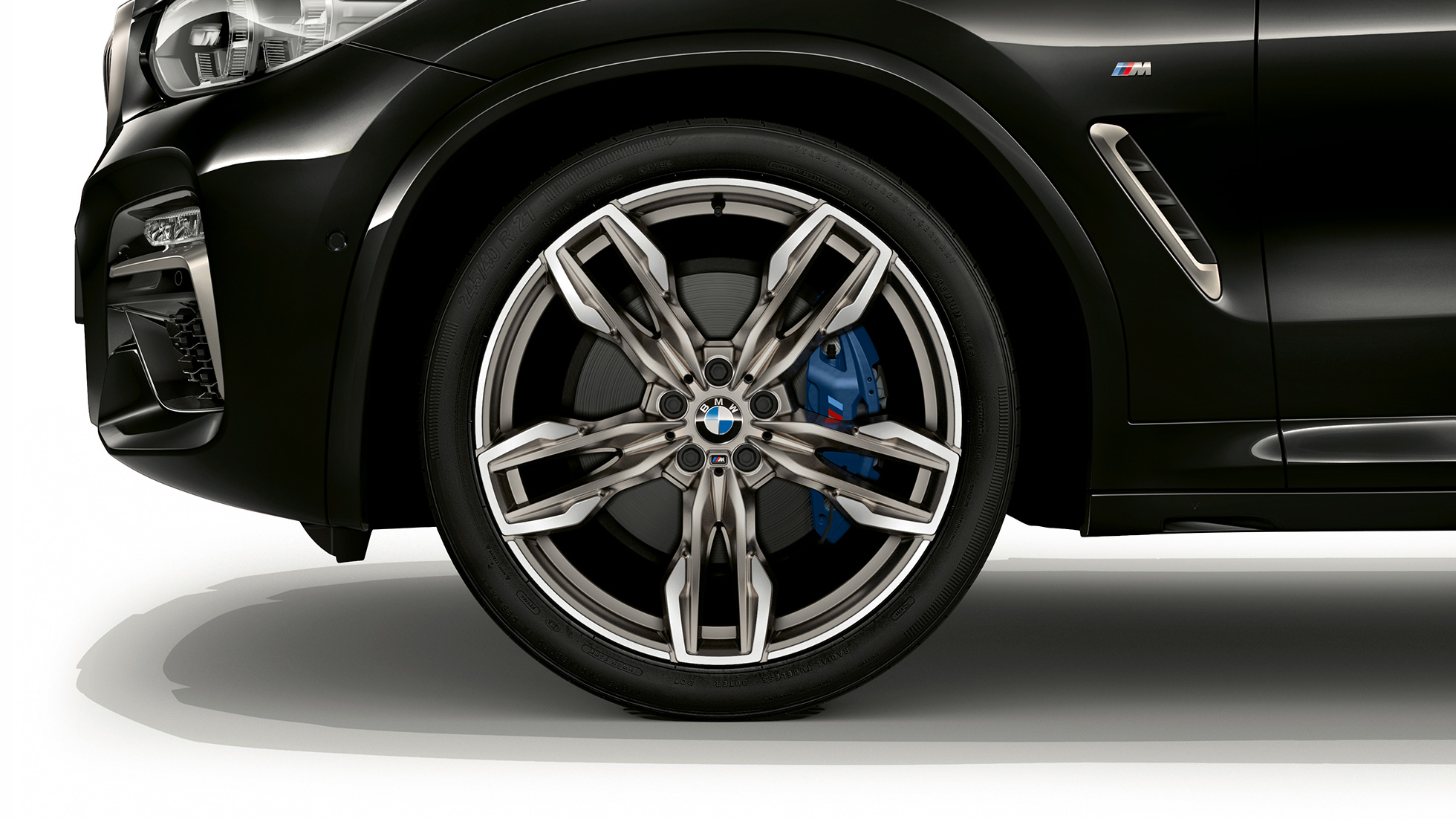 BMW X4 M40i SUV, 21-inch M light alloy wheels F98. BMW X4 M40i SUV in Black Sapphire metallic, exterior, side view with 21-inch M light alloy wheels in double-spoke design F98.