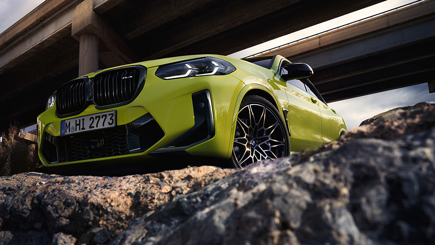 BMW X4 M Competition F98 LCI 2021 Three-quarter front view BMW X4 M Competition F98 LCI Facelift 2021 Sao Paulo Yellow three-quarter front view with bottom view under bridges