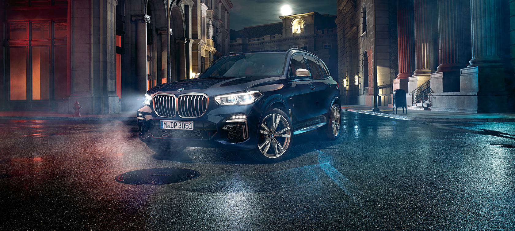 BMW X5 M50i and M50d SUV three-quarter front view G05 BMW X5 M50i and M50d SUV G05 Carbon black metallic three-quarter front view