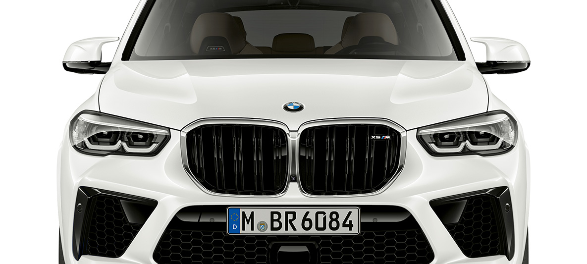 Front BMW X5 M SUV F95 M double kidney grille BMW X5 M SUV Mineral white F95 front view
