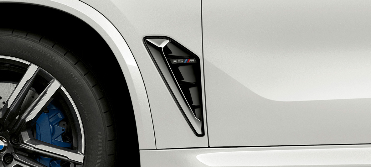 M gills BMW X5 M SUV F95 M gill BMW X5 M SUV Mineral white F95 close-up