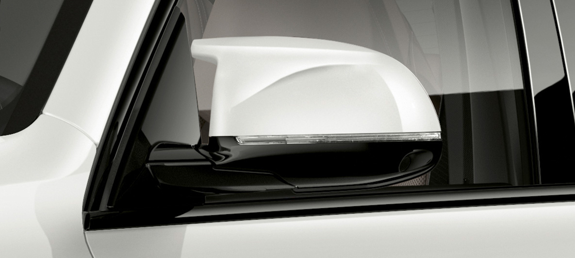 Mirror caps BMW X5 M SUV F95 Mirror caps BMW X5 M SUV Mineral white F95 close-up