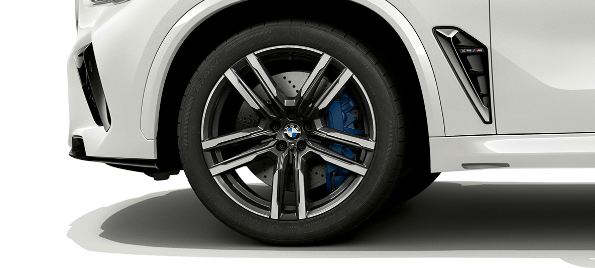 21-inch M light alloy wheels Bicolor Orbitgrey BMW X5 M SUV F95 21-inch M light alloy wheels Bicolor Orbitgrey BMW X5 M SUV Mineral white F95 close-up