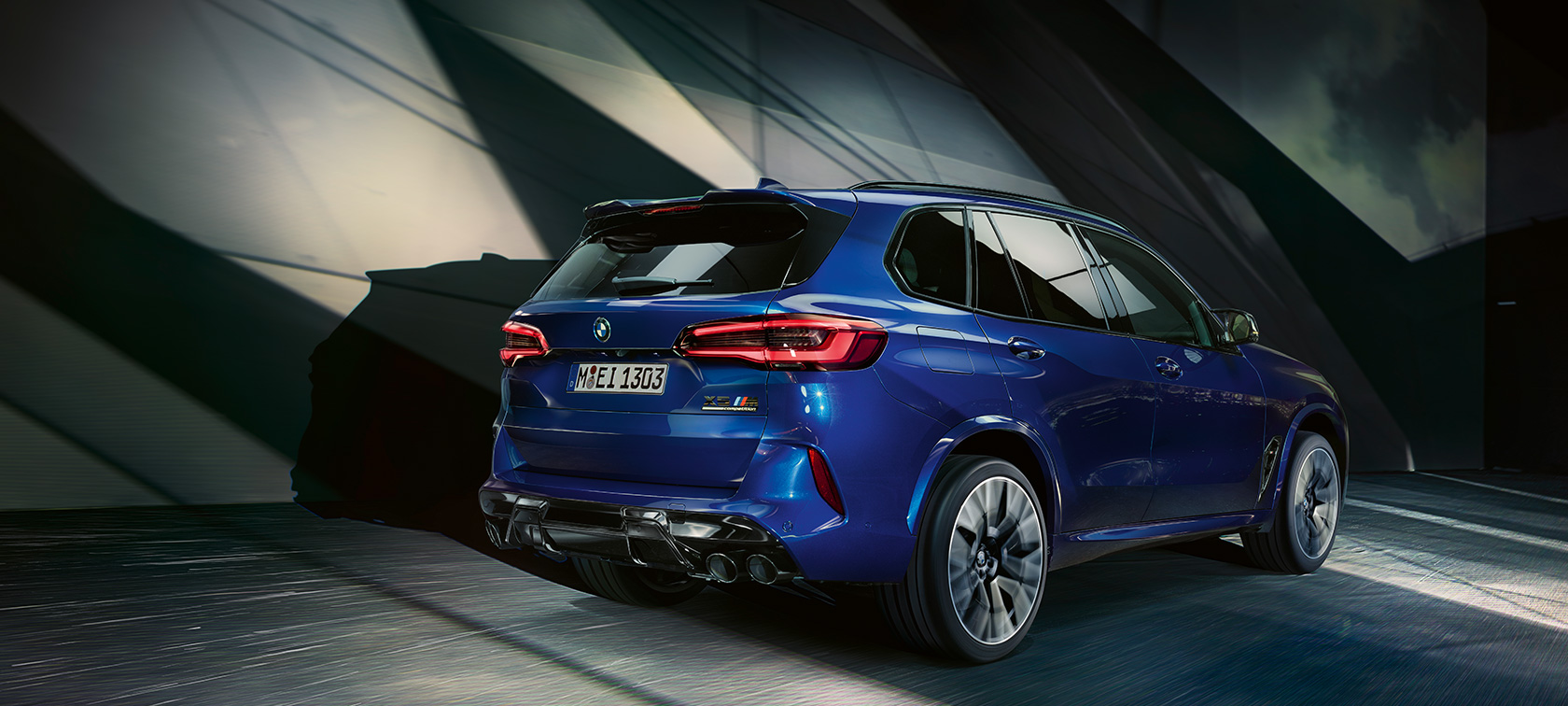BMW X5 M Competition SUV three-quarter rear view F95 BMW X5 M Competition SUV F95 2020 Marina Bay blue metallic three-quarter rear view