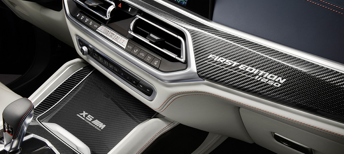 BMW X5 M SUV First Edition F95 2020 interior trim finsihers in 'Carbon Fibre' with „First Edition“ inscription BMW X5 M SUV First Edition F95 2020 interior trim finsihers in 'Carbon Fibre' with „First Edition“ inscription