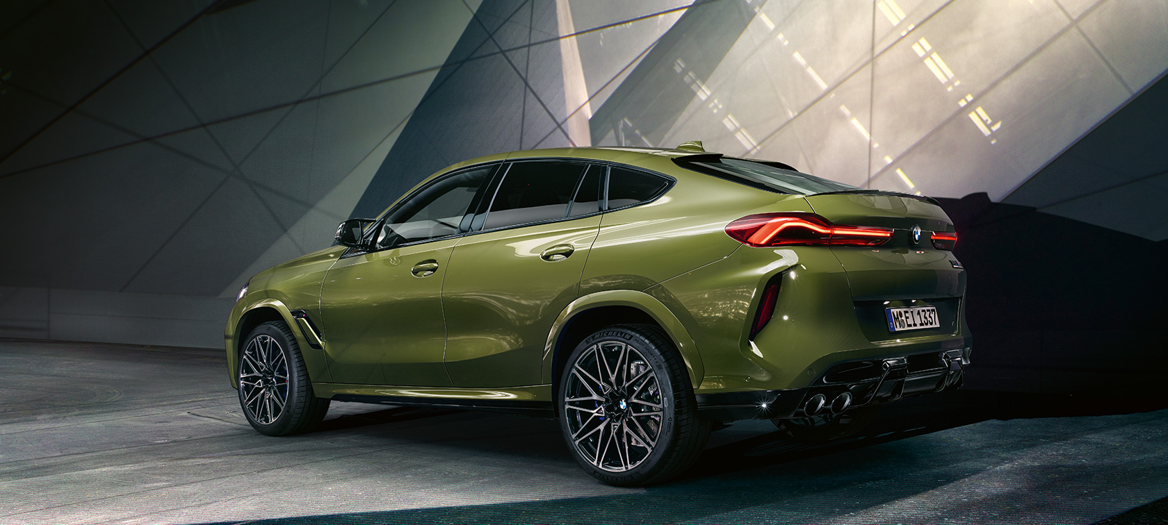 BMW X6 M Competition SUV three-quarter rear view F96 BMW X6 M Competition SUV F96 2020 BMW Individual Special Paint Urban Green three-quarter rear view