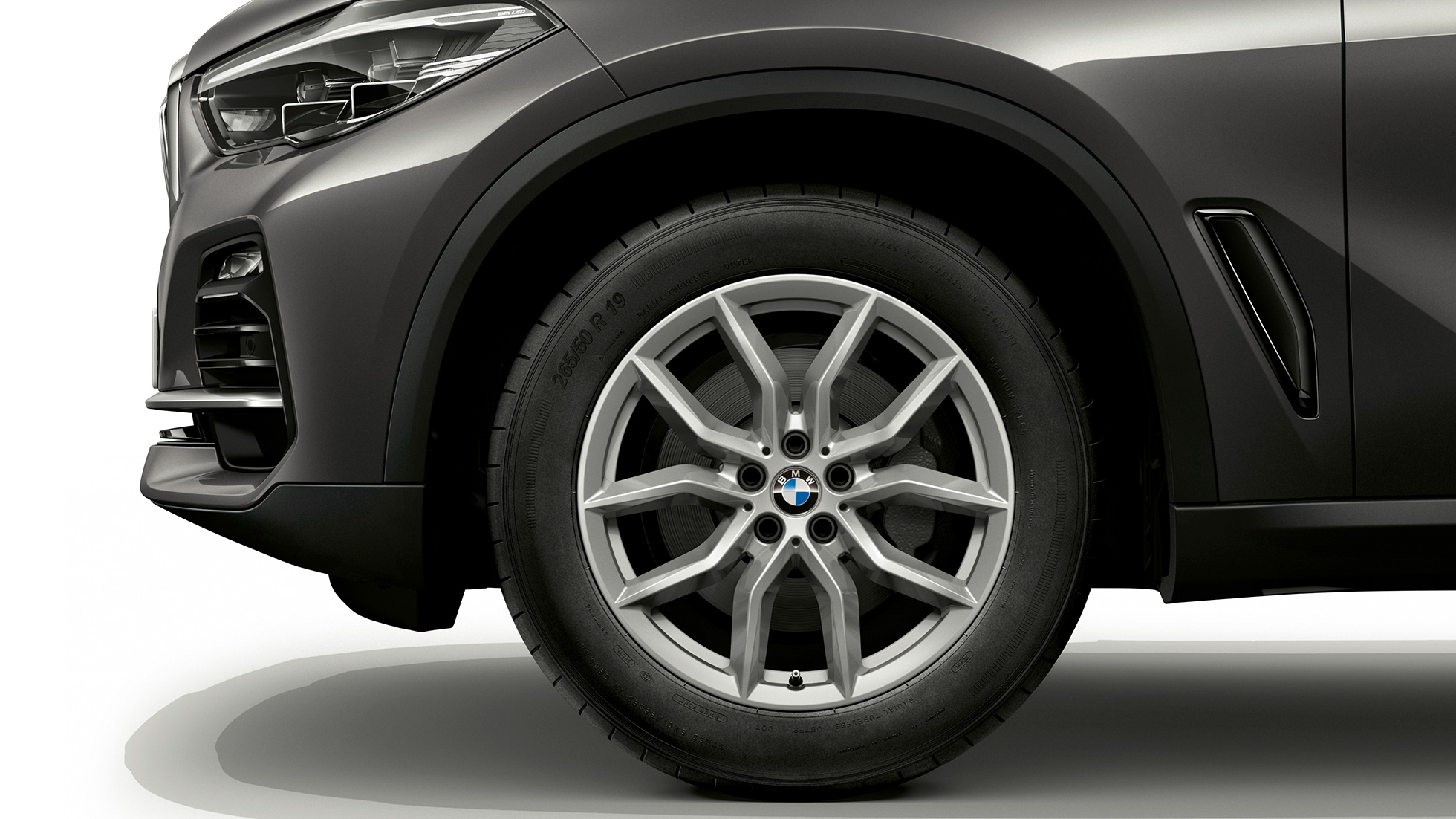 Basic model BMW X5 xDrive30d SUV lateral front with rim G05 Basic model BMW X5 xDrive30d SUV G05 2018 Sophisto Grey Brilliant Effect metallic lateral front with rim