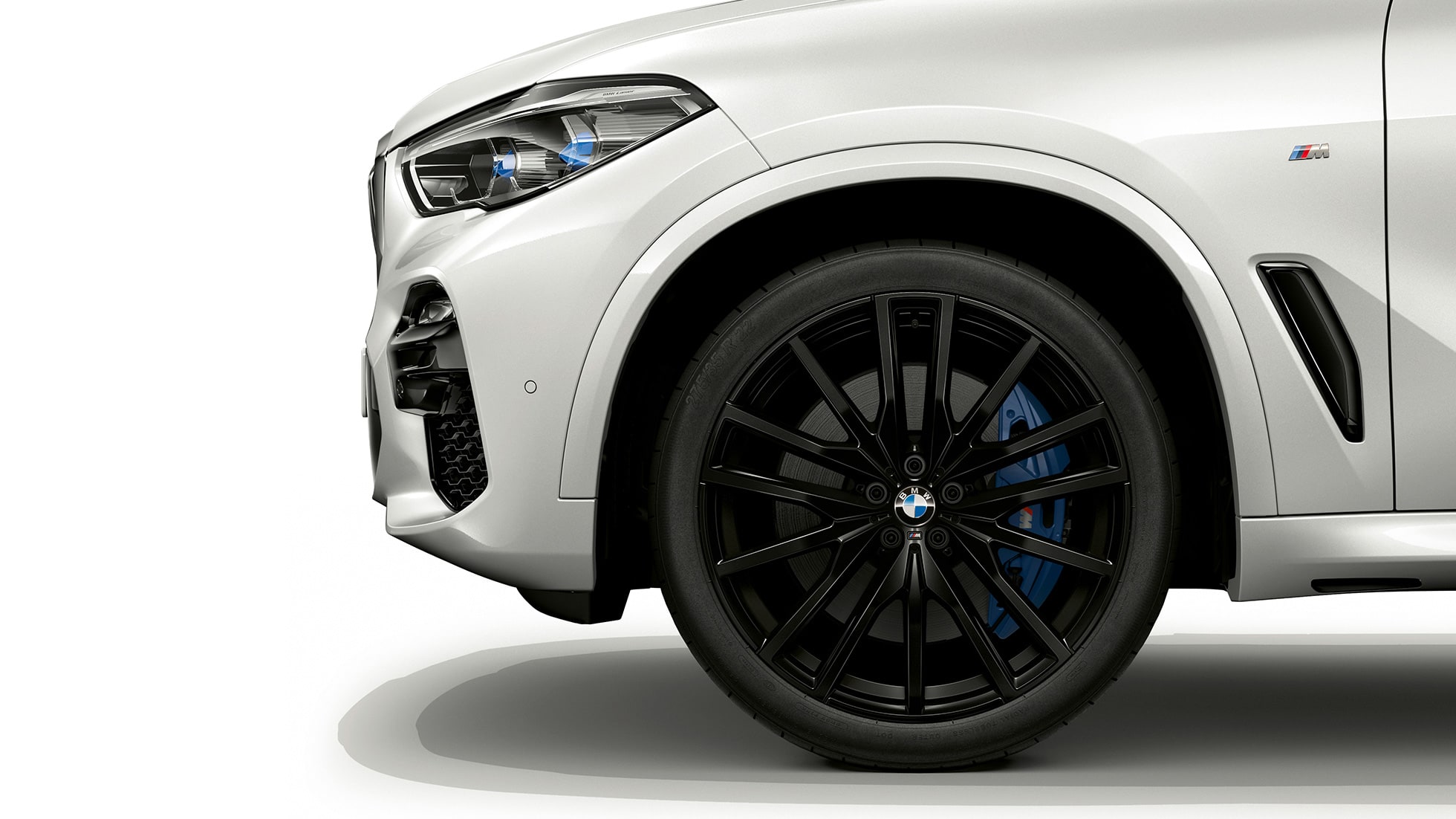 Model M Sport BMW X5 xDrive40i SUV lateral front with rim G05 Model M Sport BMW X5 xDrive40i SUV G05 2018 Mineral White metallic lateral front with rim