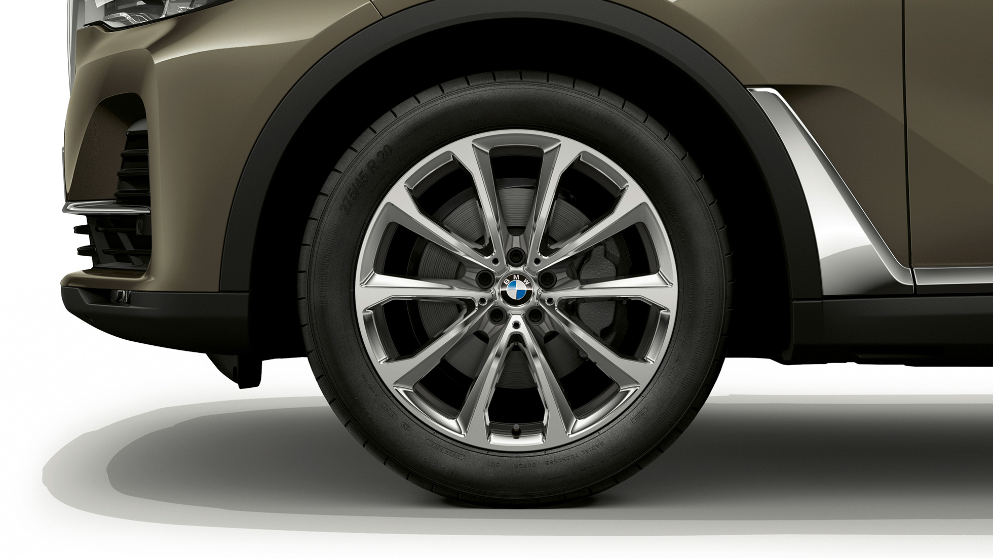 BMW X7 SUV, light alloy wheel G07 Close-up of the light alloy wheel of the BMW X7 SUV G07