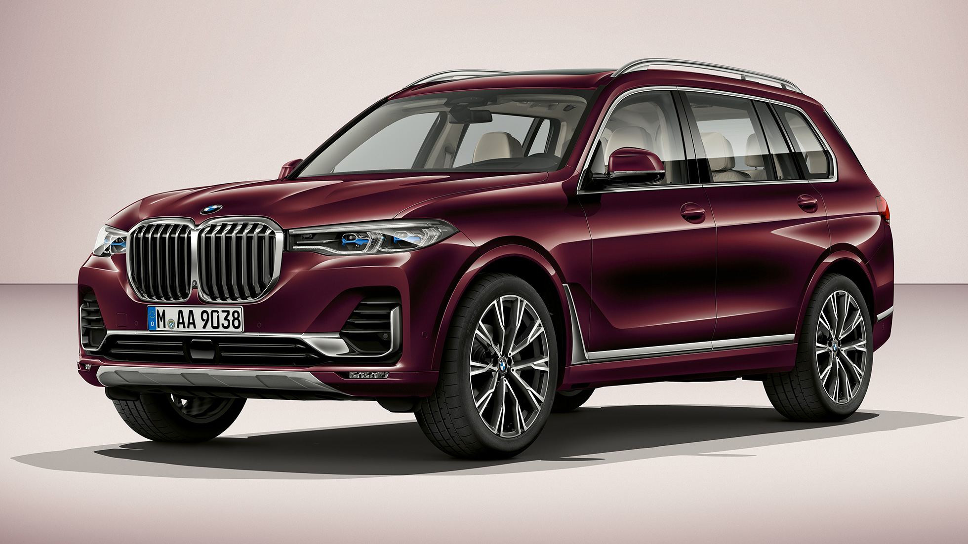 BMW X7 M SUV Sport Package G07 Studio shot of the BMW X7 SUV three-quarter front view in M Sport Package G07