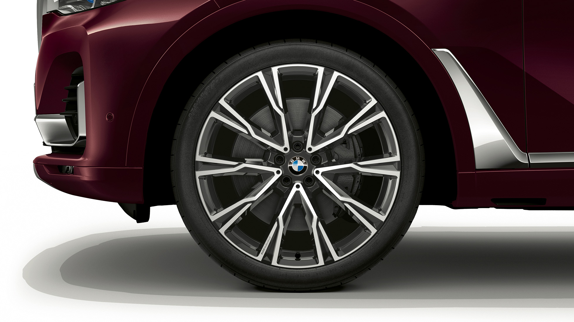 BMW X7 SUV, M Sport Package light alloy wheel G07 Close-up of the light alloy wheel of the BMW X7 SUV with M Sport Package features G07
