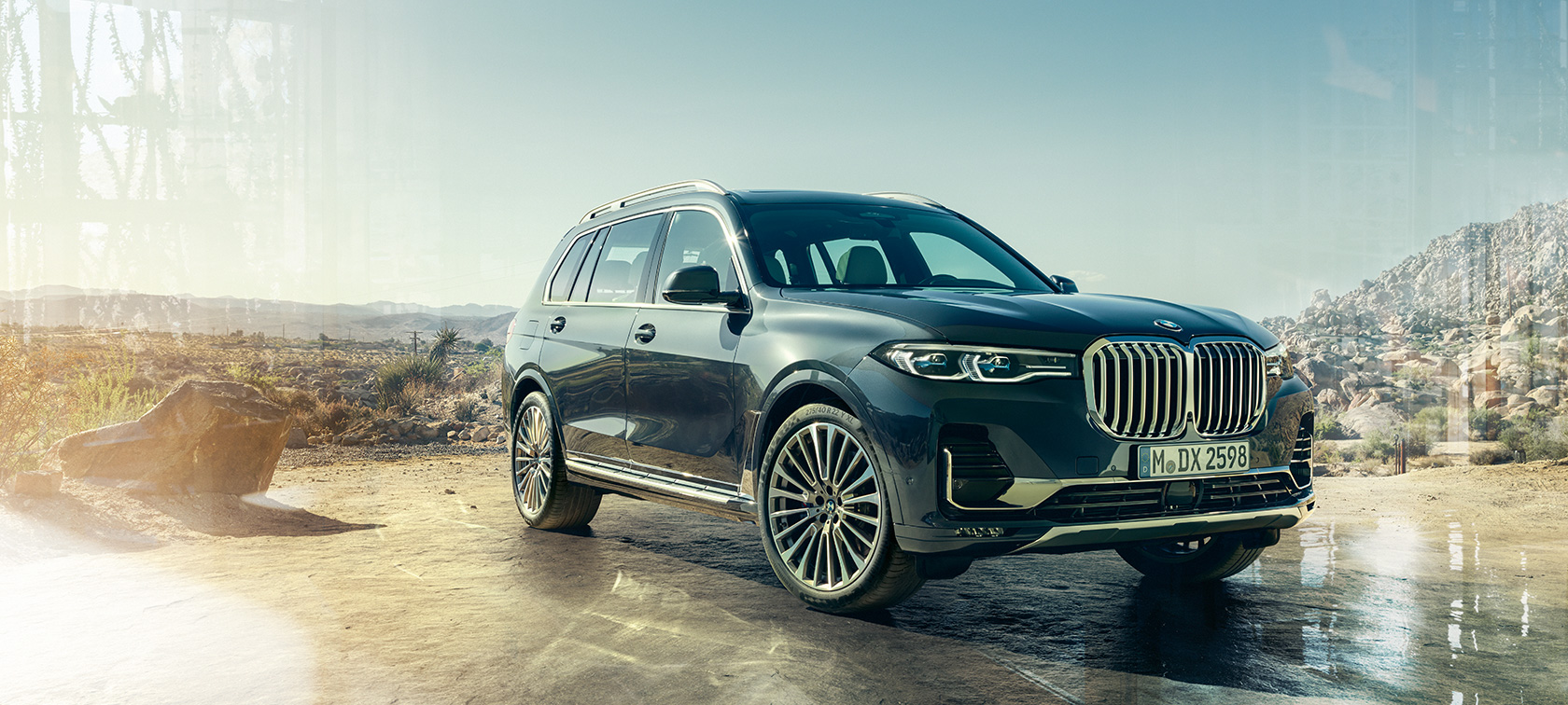BMW X7 SUV, three-quarter front view G07 BMW X7 SUV in Arctic Grey, standing in front of desert, three-quarter front view, G07 2019