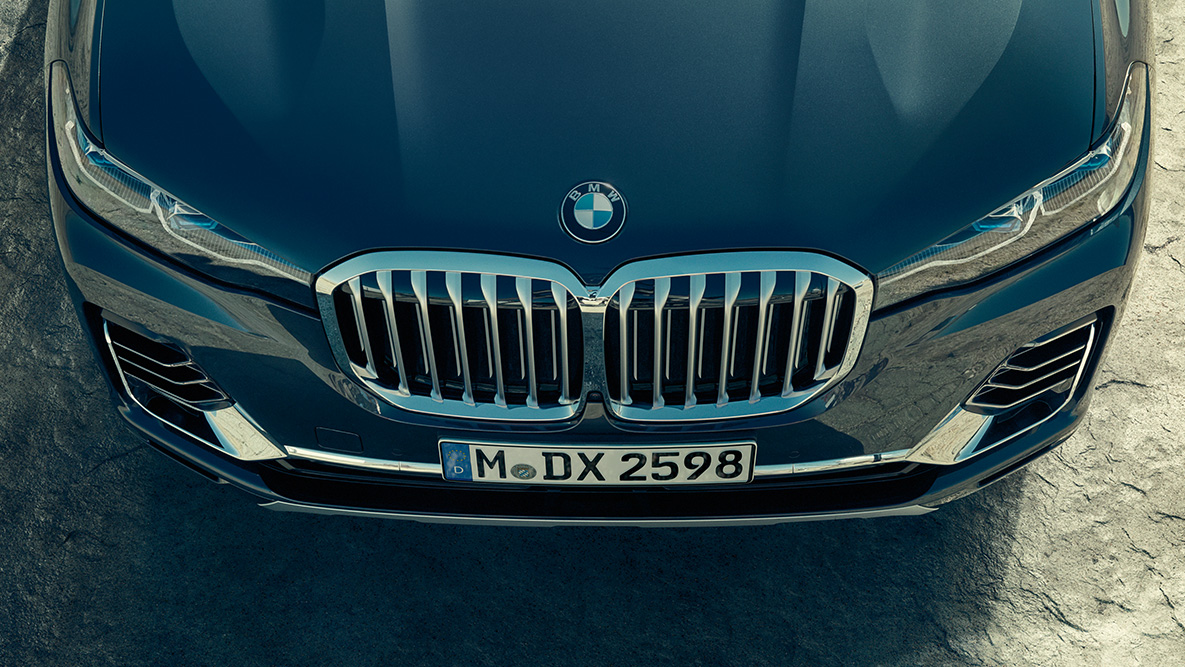 BMW kidney grille of the BMW X7 SUV G07 BMW kidney grille: high-angle shot of BMW X7 SUV front G07