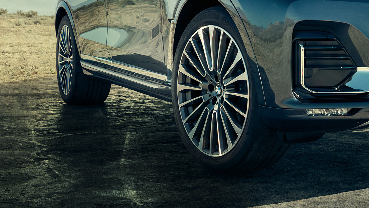 22'' light alloy wheels SUV G07 22'' light alloy wheels: three-quarter front view of the BMW X7 SUV with focus on the wheels G07
