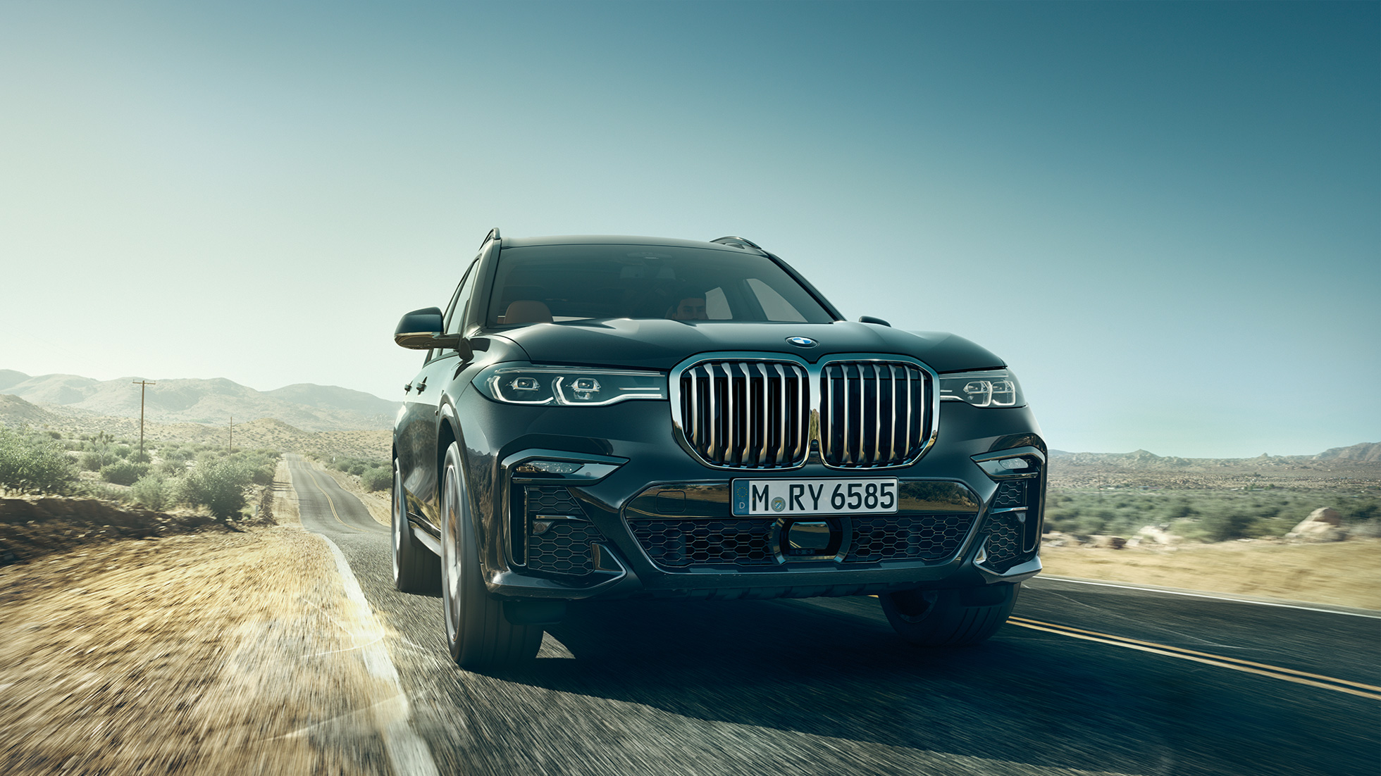 BMW X7 SUV front G07 BMW X7 SUV in Arctic Grey, exterior, front from worm's-eye view, G07 2019