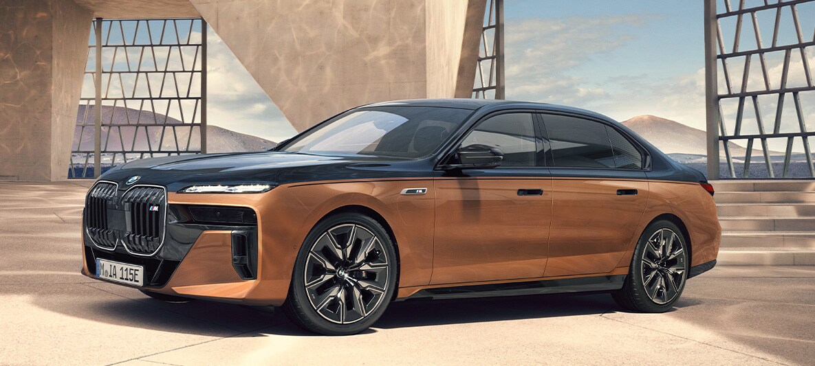 BMW 7 Series G70 BMW Individual Liquid Copper BMW 7 Series G70 BMW Individual Liquid Copper, three-quarter front view stationary