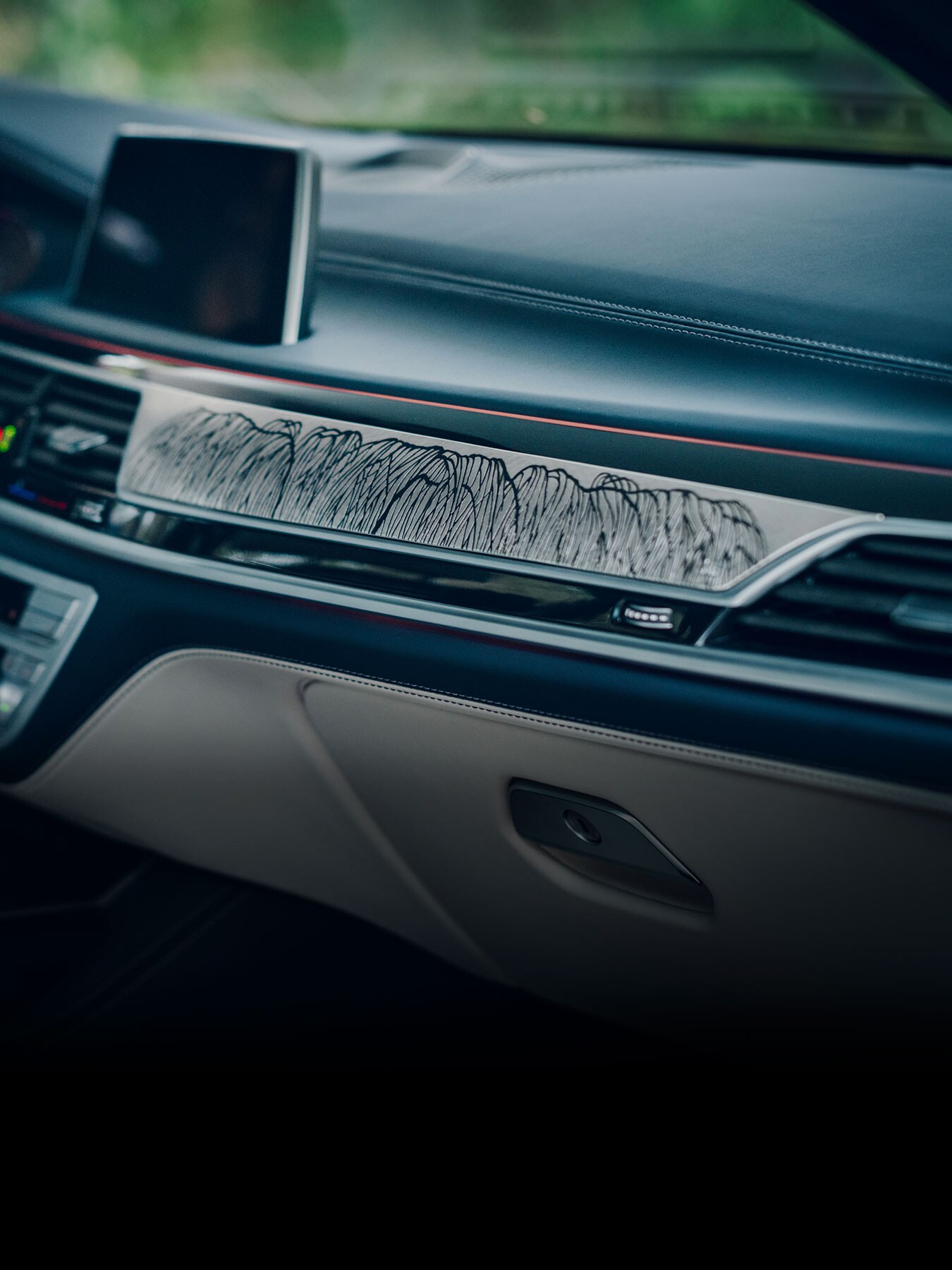 金工鍛金家・奥山峰石氏が語るBMW 7シリーズ “PURE METAL EDITION”。意匠、技術、美意識のすべて。