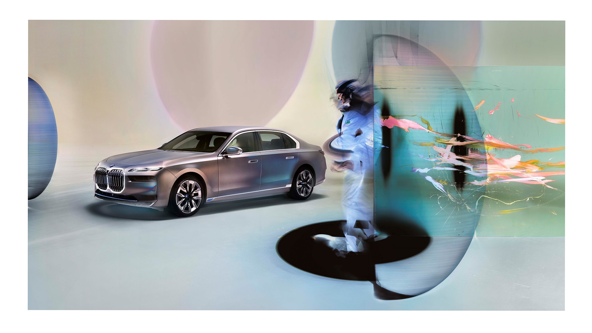 Pour le lancement de la nouvelle BMW i7, Nick Knight a été invité à créer un ensemble d’images de la voiture représentant le concept de Forwardism, que l’on pourrait apparenter à une forme d’avant-gardisme.