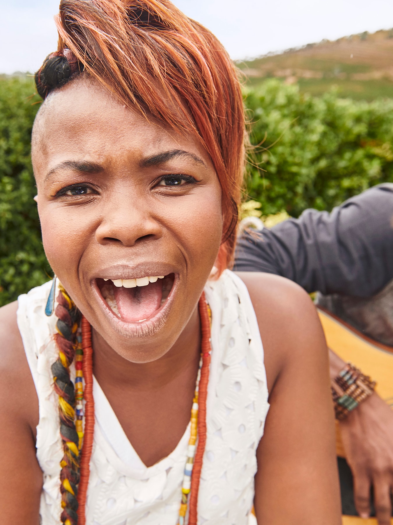 La potente voz de Sudáfrica: Zolani Mahola, cantante principal del grupo musical "Freshlyground"