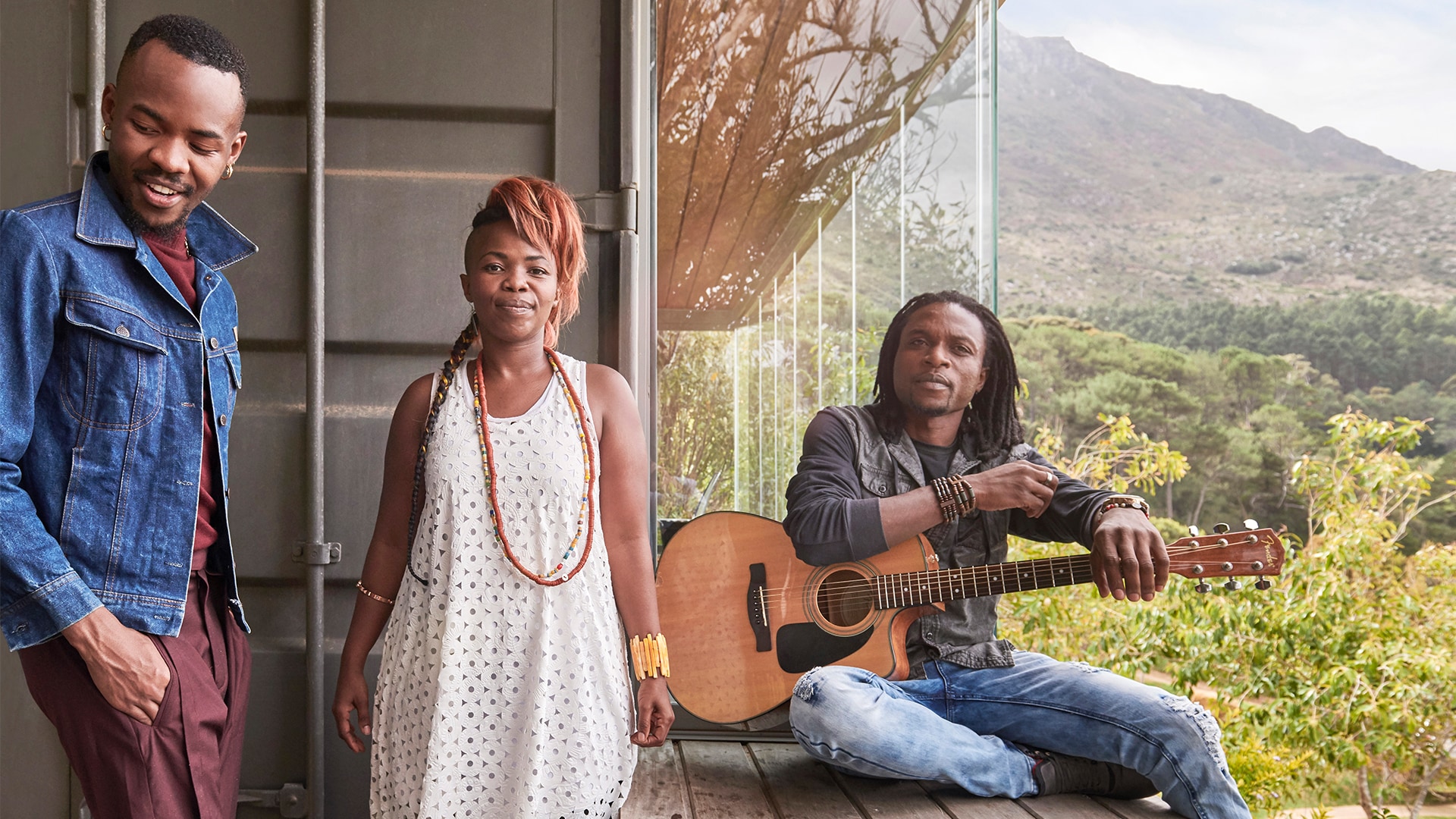 La moda y la música se juntan: Lukhanyo Mdingi con la cantante Zolani Mahola y el guitarrista Chris Bakalanga