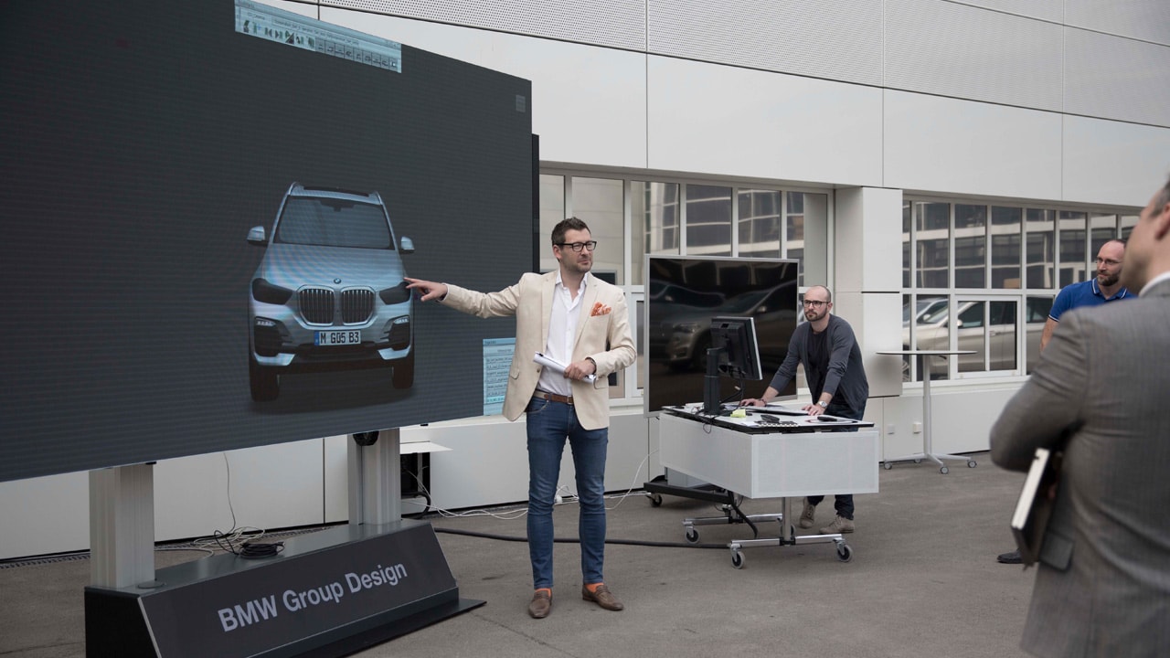 Domagoj Dukec, director de diseño de BMW, presenta el BMW X5 en una fase de toma de decisiones.
