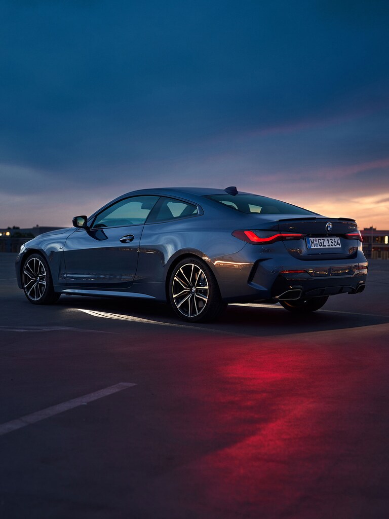 BMW 4シリーズでは、リヤのトレッドを23mm拡げ、重心を21mm下げ、車高を57mm低く設計。