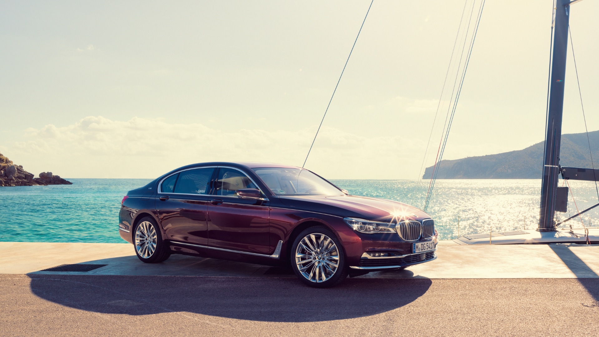 宇宙の次は海へ：フィンランドの造船会社Nautor’s Swan社の協力を得てBMW Individualが制作したM760Li は、優雅なヨットの趣をたたえていました。帆船からインスピレーションを得たこのユニークなモデルのインテリアには、上質なチーク材が贅沢に使われています。