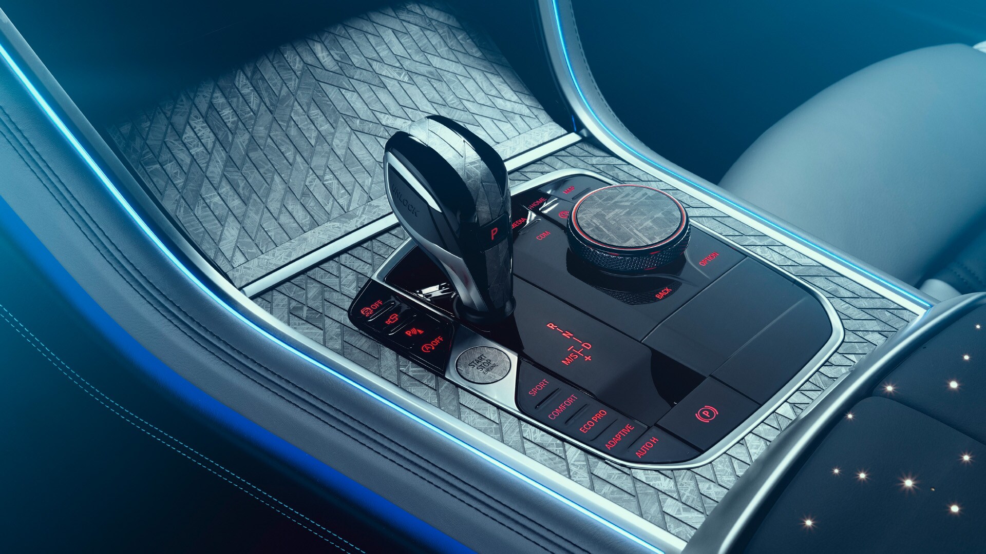 BMW Individualはこの600gのユニークな素材を100分の0.3mm未満の薄い平板に切り出し、センター・コンソール、シフトレバー、スタート／ストップボタンの装飾として、すべてを手作業で取り付けました。
